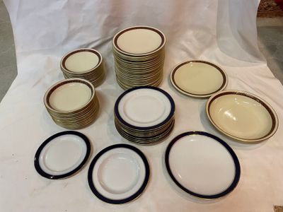 un grand nombre d'assiettes posées sur une table