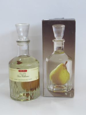 un flacon de parfum orné d'une poire, à côté d'une boîte