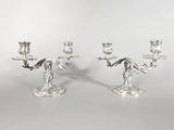 paire de chandeliers plaqués argent ornés de fleurs et de feuilles