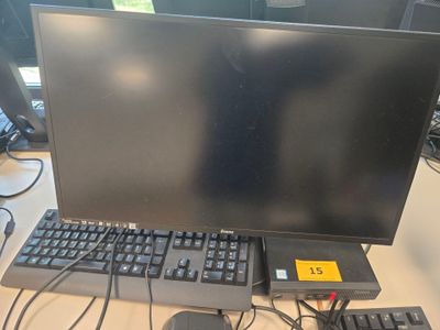 une image d'un écran d'ordinateur et d'un clavier sur un bureau