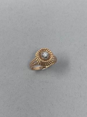 une image d'une bague en or avec un diamant au centre