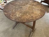 une table sur laquelle est posé un plateau en bois