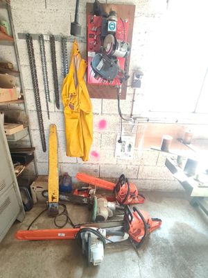 une photo d'un garage rempli d'outils et de matériel