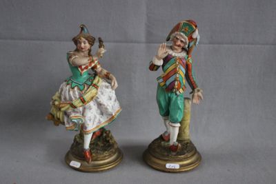 une paire de figurines représentant un homme et une femme en costume traditionnel