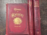 deux livres rouges posés l'un à côté de l'autre sur une table en bois