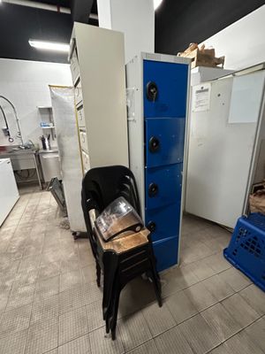un réfrigérateur bleu et une chaise noire dans une cuisine