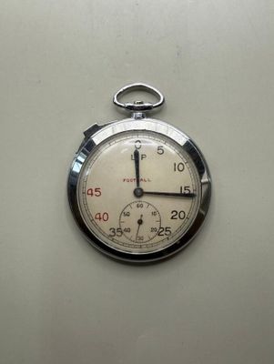 un gros plan d'un chronomètre accroché au mur
