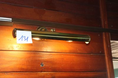 une photo d'une poignée de porte à laquelle est accrochée une note