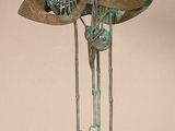 sculpture en bronze représentant un poisson, posée sur un socle surmonté d'un chapeau