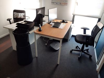 Table rectangulaire en métal laqué blanc et mélaminé façon c… - Photo 1