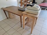 une machine à écrire posée sur une table en bois
