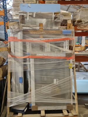 une palette chargée de nombreux cartons dans un entrepôt