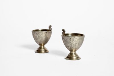 Paire de petite tasse à l'anse en forme de coq stylisé et à …