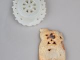 deux morceaux de nourriture sculptés posés sur une table