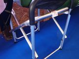 un kayak vert posé sur un tapis bleu