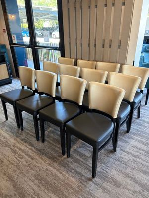 de nombreuses chaises alignées devant une fenêtre