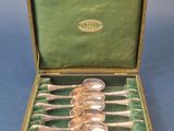 un ensemble de six cuillères en métal argenté dans un coffret