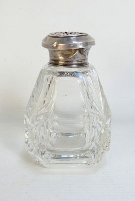 un salière et un poivrier en verre posés sur une surface blanche