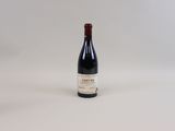une bouteille de vin posée sur une table