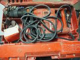 une boîte rouge contenant tout un tas d'outils