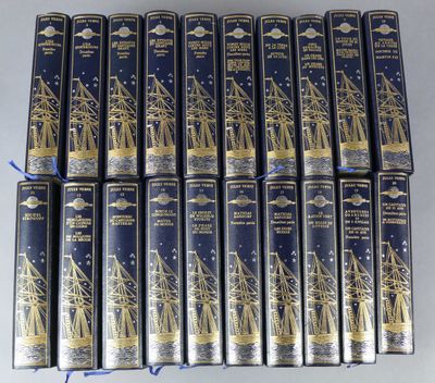 un lot de six livres ornés de dorures, posés sur une table