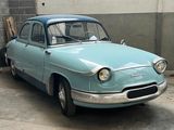 une voiture bleue garée dans un garage