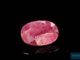 une tourmaline rose posée sur un fond noir