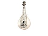 une photo d'un instrument de musique en métal argenté sur fond blanc