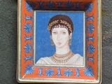 trois paquets de cigarettes sur lesquels figurent l'image d'une femme et d'un cheval