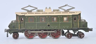 un petit train sur une surface blanche avec un fond blanc