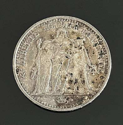 une image représentant une pièce d'argent sur laquelle figurent un homme et une femme