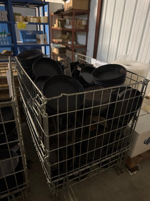 de nombreuses casseroles et poêles dans une cage métallique