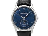le cadran bleu de la montre, montée sur un bracelet en cuir noir