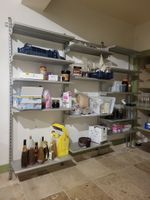 Quatre étagères différentes avec leurs contenus dont : plaqu… (photo 5)