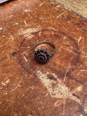 Bague marguerite en argent sertie de pierre de couleur grena…