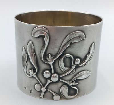 un gros plan sur un bracelet en argent orné de fleurs