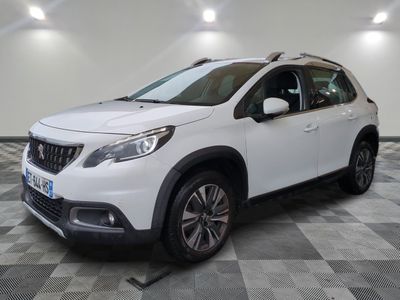 un 4x4 blanc garé dans une pièce au sol en damier