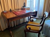 un bureau avec une chaise et un livre posé dessus
