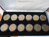 une image représentant une boîte de pièces de monnaie sur laquelle figure le portrait d'un homme