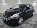 la petite voiture noire est garée dans une grande pièce