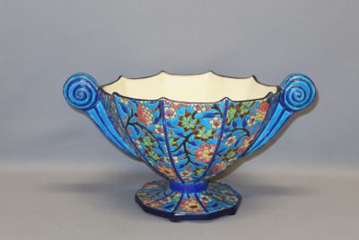 un bol bleu avec un motif floral