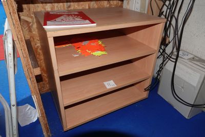 une étagère en bois sur laquelle est posé un livre