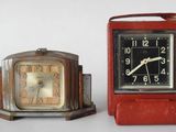 deux horloges placées l'une à côté de l'autre sur une table
