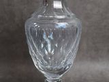 un vase en verre posé sur une table