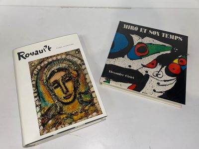 deux livres posés sur une table