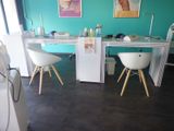deux chaises blanches et un bureau dans une pièce
