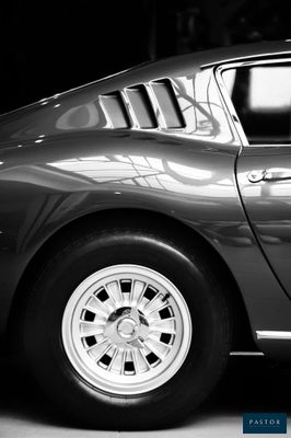 une photo en noir et blanc d'une voiture garée dans un garage