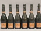 six bouteilles de champagne sont alignées