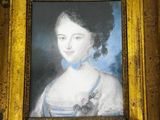 peinture d'une femme en robe bleue dans un cadre doré