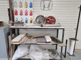 une table sur laquelle sont posés tout un tas d'objets, dans un garage